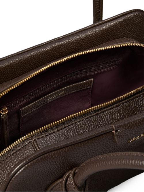 Borsa donna Calvin Klein marrone martellata con pochette Calvin Klein | LV04F3743GBAL